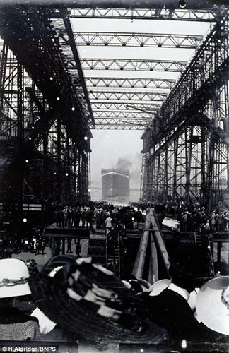 
Sau khi được hạ thủy, các kỹ sư, công nhân đã dành nhiều tháng để lắp động cơ, ống khói... trước khi cho tàu Titanic chạy thử nghiệm trên biển kể từ ngày 2/4/1912.
