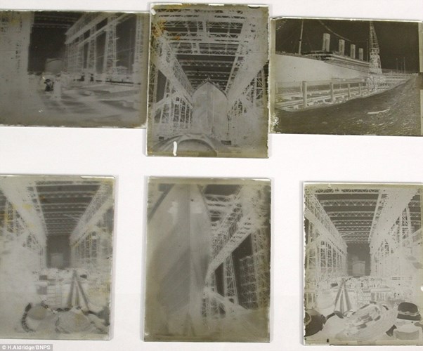 
Những bức ảnh giá trị này được người nhà của thương nhân ở Belfast đem bán đấu giá ở Wiltshire sau khi tìm thấy chúng trong một chiếc hộp cũ kỹ.
