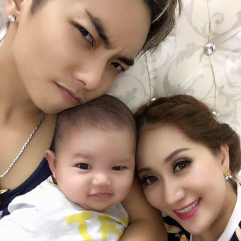 Trải qua khoảng thời gian khó khăn khi chuyện tình cảm cô - trò bị dư luận bàn tán, Phan Hiển - Khánh Thi đã có được giây phút bình yên bên con trai bé bỏng.