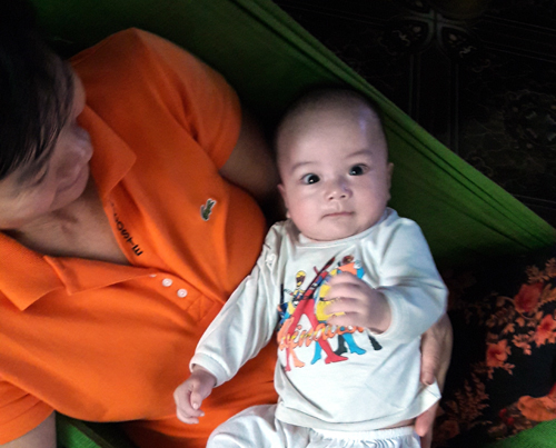 Bé trai được xác định không dị tật, sức khỏe tốt, cân nặng khoảng 5,5 kg. Ảnh. T.H