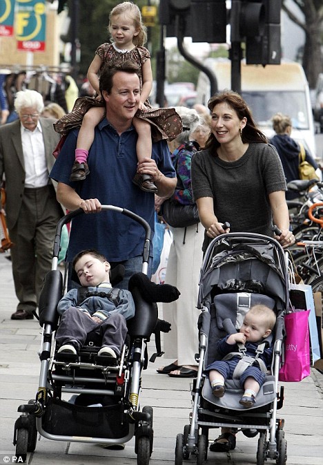 
Hình ảnh đời thường giản dị của gia đình thủ tướng Anh David Cameron trong lần cùng đi dạo phố năm 2008.
