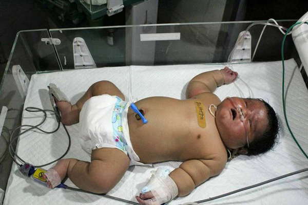 Đứa bé trở thành em bé sơ sinh nặng nhất Ấn Độ từ trước tới nay. Ảnh: Caters
