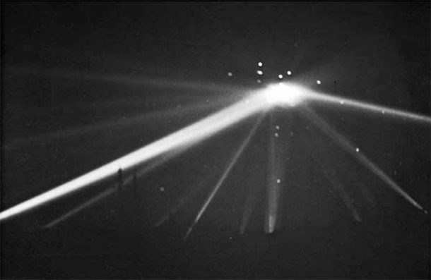 
Ngày 24/2/1942, 3 tháng sau khi Mỹ tham gia Chiến tranh thế giới 2, thành phố Los Angeles trở thành mục tiêu của một vụ oanh tạc lớn từ trên không. Một số tài liệu ghi lại có người đã chứng kiến một vật thể bay nghi là UFO bị trúng đạn dược, tên lửa nhưng không hề hấn gì rồi biến mất vào màn đêm.
