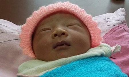 B&eacute; sơ sinh sau khi được ph&aacute;t hiện bỏ rơi b&ecirc;n vệ đường