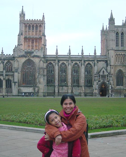 
Chị Bích Hà và con gái khi bé 8 tuổi tại một trường ở Anh để chuẩn bị phỏng vấn, bắt đầu hành trình du học. Ảnh: NVCC.
