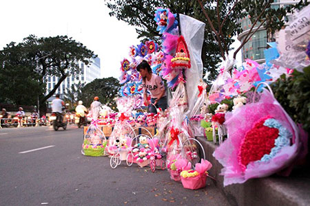 Quà tặng được bày bán với số lượng lớn trên nhiều tuyến đường ở TP HCM. Ảnh: Zen Nguyễn.