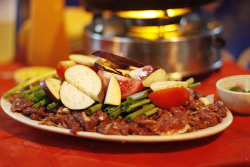 Thịt bò tươi được tẩm ướp với bí quyết riêng khiến món ăn cuốn hút thục khách. Ảnh: asobi