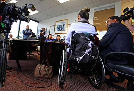 Hung Lam (ngồi xe lăn) trả lời báo chí tại văn phòng luật sư đại diện ở Oakland, California, Mỹ, hôm 22/12. Ảnh: Mercurynews