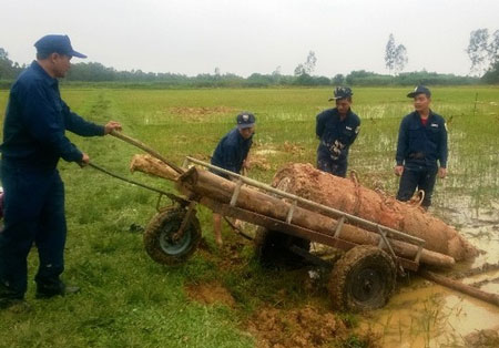 Quả bom nặng gần 1 tấn được phát hiện ở ruộng lúa