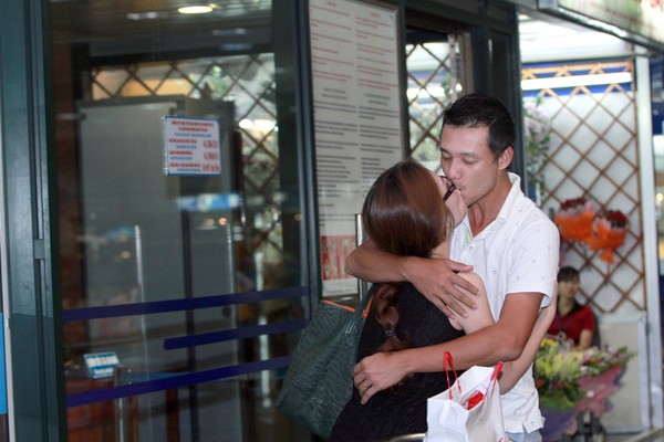 Khi Đan Lê từ Hàn Quốc trở về cách đây 2 năm, đích thân ông xã Khải Anh đã ra tận sân bay Nội bài để đón
