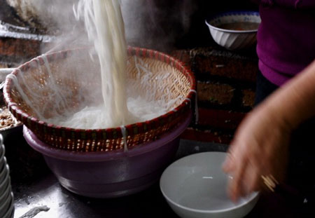 
Bún được làm bằng gạo nguyên chất sẽ có màu trắng đục.  Ảnh: Getty Images
