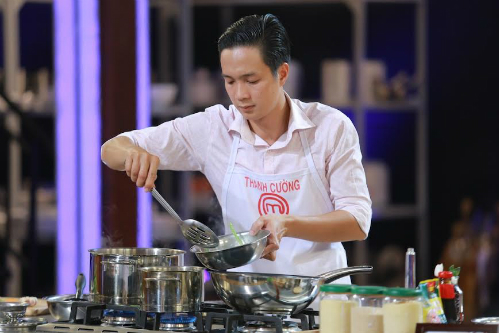 Thanh Cường nấu món Cá thu kho cà tại gameshow Vua đầu bếp