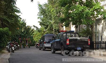 Lực lượng chức năng tại nh&agrave; ri&ecirc;ng của ca sĩ Minh Hằng