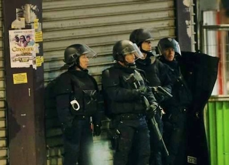 Ít nhất 100 cảnh sát được huy động trong vụ đột kích tại một số căn hộ ở Saint-Denis nhằm truy lùng những kẻ khủng bố Paris. Ảnh: RT