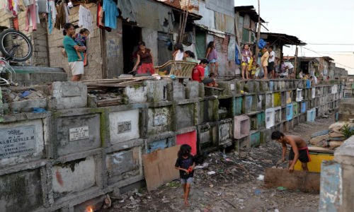 
Cảnh sinh hoạt của người dân sống trong nghĩa trang ở thành phố Navotas, Thủ đô Manila, Philippines ngày 29/10/2015.
