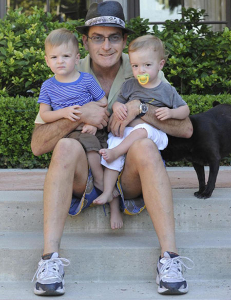 Charlie Sheen và hai con trai sinh đôi với người vợ ba - Brooke Mueller.