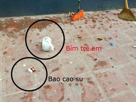 Bao cao su, b&igrave;m trẻ em,... v&agrave; rất nhiều r&aacute;c thải từ tr&ecirc;n trời rơi xuống sảnh c&aacute;c khu chung cư (ảnh chia sẻ của nh&oacute;m diễn đ&agrave;n cư d&acirc;n)
