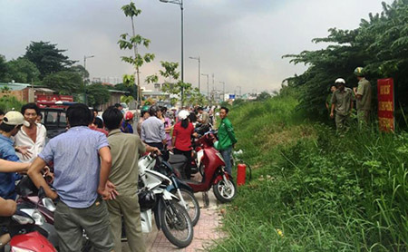 
Hàng trăm người hiếu kỳ vây kín đại lộ Phạm Văn Đồng theo dõi vụ việc.
