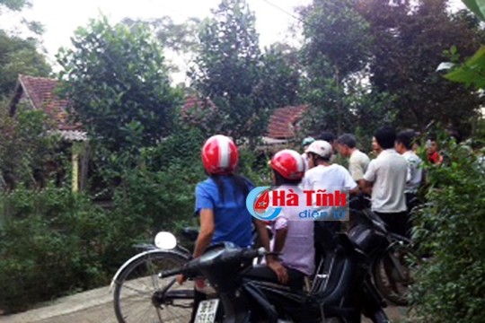 B&ecirc;n trước ng&ocirc;i nh&agrave; ph&aacute;t hiện th&agrave;y gi&aacute;o tr&ecirc;n trong tư thế treo cổ - Ảnh: B&aacute;o H&agrave; Tĩnh