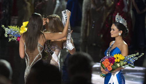 Vương miện và dải băng Miss Universe được lấy lại từ Hoa hậu Colombia để trao cho đại diện Philippines.