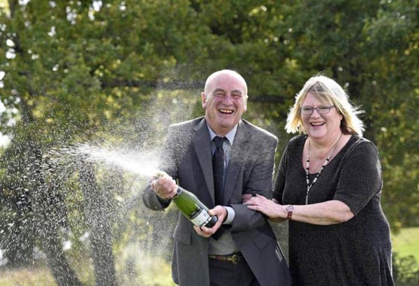 
Vợ chồng ông Alan Slater và bà Jane ăn mừng trúng số. Ảnh: Solent News
