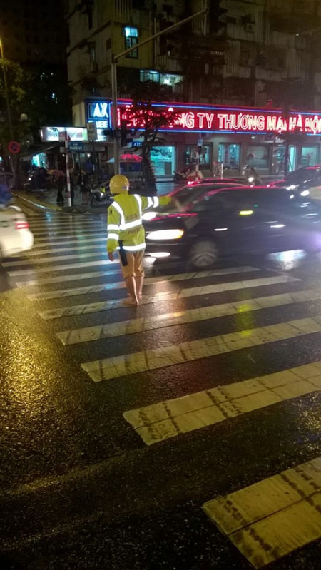Hình ảnh CSGT đi chân trần, xắn ống quần lên để điều tiết giao thông gây chú ý (Ảnh: Otofun).