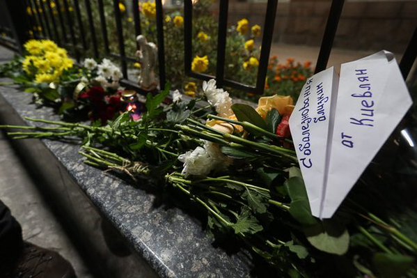 
Những bông hoa mang theo lời cầu nguyện và tưởng nhớ các nạn nhân đã mất
