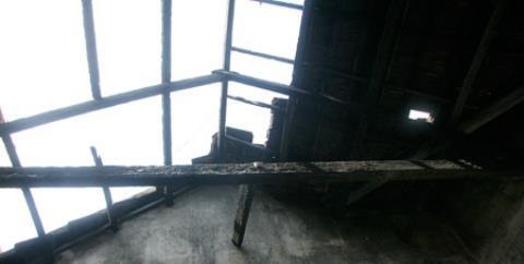 
Mái nhà bị cháy rụi sau khi Nhi phóng hỏa đốt chồng.
