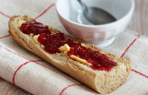 Bánh mỳ ăn kèm mứt có thể dẫn đến bệnh tiểu đường. Ảnh: Huffingtonpost.