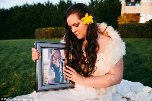 
Cô dâu Lauren Reynolds chụp hình cưới với ảnh chú rể - Ảnh: Carter News.
