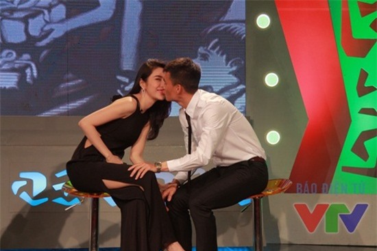 Thủy Tiên và Công Vinh cũng từng trao nhau một nụ hôn ngọt ngào trên sóng truyền hình.