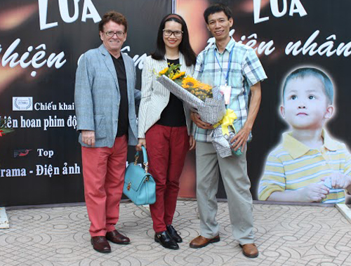 Đạo diễn Đặng Hồng Giang (phải) trong buổi ra mắt phim Lửa Thiện Nhân.