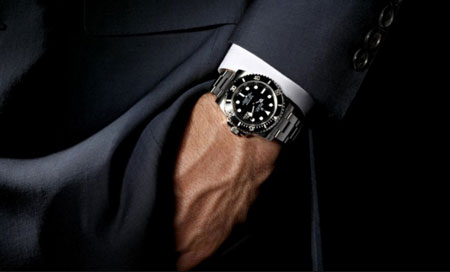 Một chiếc đồng hồ lịch sự (dress watch) là phụ kiện hoàn hảo cho bộ vest và cà vạt