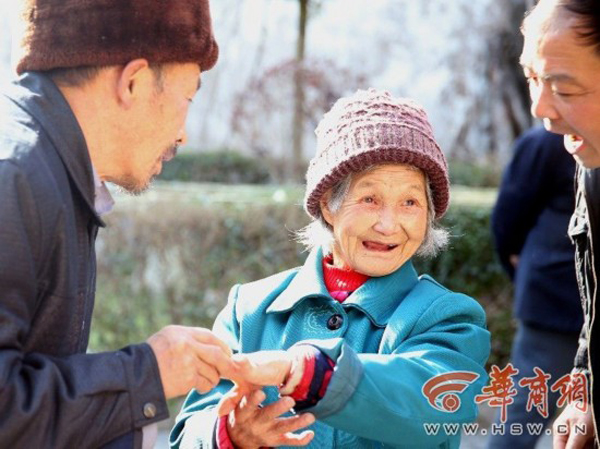 Ông Liu Zhaoming đeo nhẫn cho vợ. Ảnh: Hsw.cn
