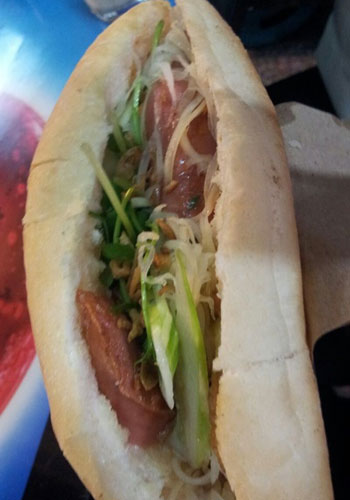 Các nguyên liệu làm nhân bánh mì được chủ quán tự chế. Ảnh: foody