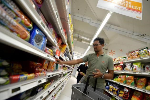 Anh Achmad Sobirin Suhaimi, 31 tuổi đang đi lựa đồ ở siêu thị.