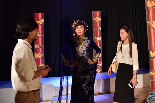 Hoài Linh trao đổi với đạo diễn Hoàng Nhật Nam (trái) về tiết mục giả gái trong ca khúc Mái đình làng biển.