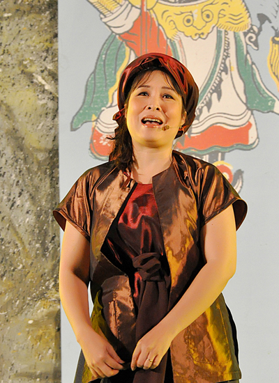 Năm 2012, Hồng Vân được trao tặng danh hiệu Nghệ sĩ Nhân dân.