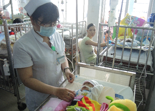 
Bệnh nhi đang được các y bác sĩ thay nhau chăm sóc tại Bệnh viện Nhi đồng 1. Ảnh: Lê Phương.
