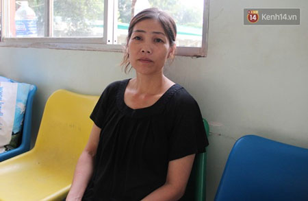 Chị Oanh đang trông nom em mình tại bệnh viện, chị chua xót khi kể lại sự việc.
