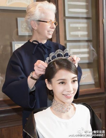 Angelababy tươi tắn trong lúc mặc đồ cưới. Dù trang điểm khá nhẹ nhàng, nữ diễn viên Hong Kong vẫn toát lên vẻ lộng lẫy, sang trọng.



Không gian tiệc cưới đã được chuẩn bị.





Các vật dụng được trang trí tinh tế.





Rất nhiều đồ dùng sử dụng trong bữa tiệc được Huỳnh Hiểu Minh và Angelababy đặt riêng và in tên viết tắt của cặp đôi là ah.





Đám cưới của cặp đôi tràn ngập hoa.





Theo lịch trình, 16h30 - 17h cho phép báo chí đăng ký tác nghiệp. 17h30 - 18h45: các sao xuất hiện trên thảm đỏ. 18h45 - 19h: từ thảm đỏ trở lại khu vực báo chí và bắt đầu dự tiệc cưới.

