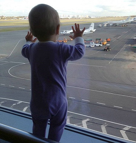 Hình ảnh bé gái 10 tháng tuổi hướng mắt ra sân bay để trở thành biểu tượng đau thương của 224 người thiệt mạng trên chuyến bay định mệnh