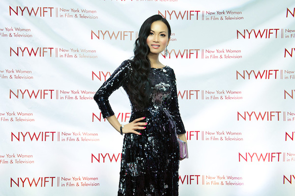 Tham gia lễ trao giải vừa diễn ra vào cuối tuần qua ở New York - Mỹ, người đẹp Việt Nam đã thu hút sự chú ý của giới truyền thông với nụ cười rạng rỡ luôn nở trên môi.