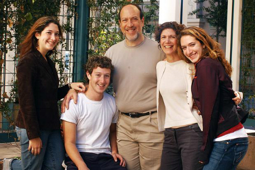 &Ocirc;ng chủ Facebook&nbsp;Mark Zuckerberg c&ugrave;ng bố mẹ v&agrave; c&aacute;c chị g&aacute;i. Ảnh:&nbsp;Celebfamily.