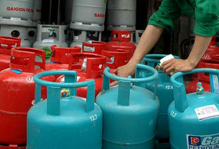 
Mức giá bán lẻ gas đến tay người tiêu dùng tại khu vực phía Nam sẽ dao động từ 308.000 đến 310.000 đồng đối với bình 12kg.
