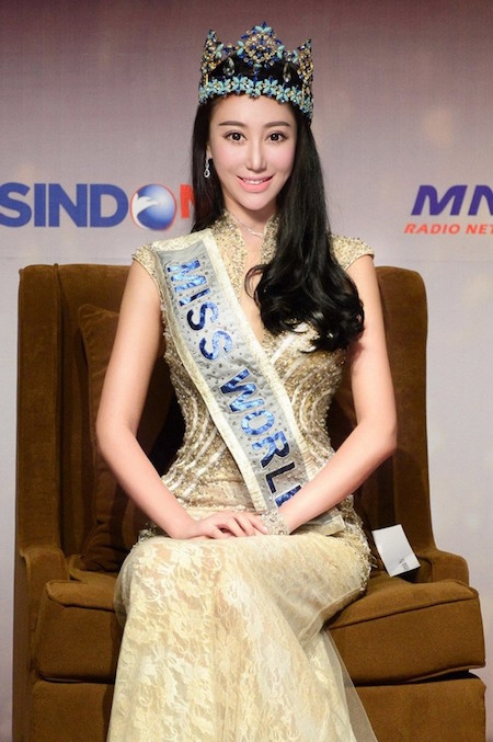 
Trương (tên giả: Kiều Thánh Y) giả hình ảnh đội vương miện Hoa hậu Thế giới đăng tải trên mạng với mục đích hành nghề bán dâm.
