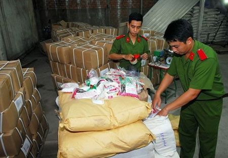 
Phát hiện 5 tấn đường hóa học và chất tạo ngọt sản xuất trái phép tại kho của Công ty Việt Nhật. Ảnh: Thanh niên
