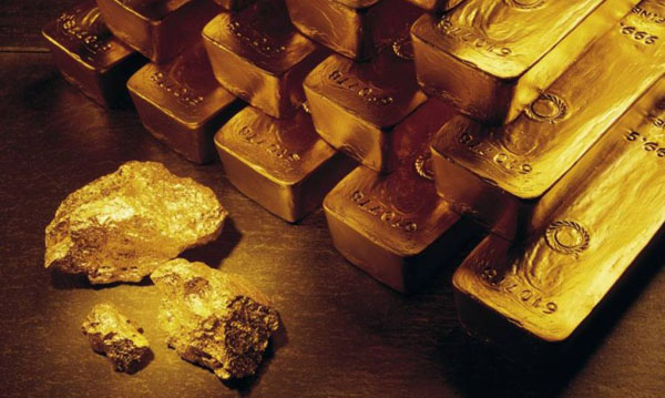 Nhiều thỏi v&agrave;ng được t&igrave;m thấy b&ecirc;n trong bụng của nghi phạm. Ảnh: AP