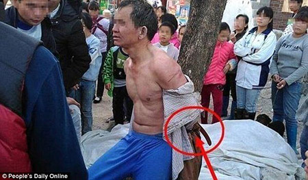 Người đ&agrave;n &ocirc;ng ăn trộm bị lột &aacute;o v&agrave; tr&oacute;i v&agrave;o gốc c&acirc;y giữa l&agrave;ng.