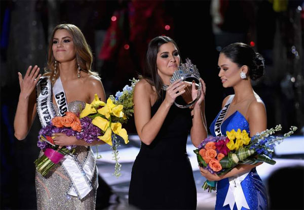 Khoảnh khắc trao lại vương miện tại chung kết Miss Universe 2015.